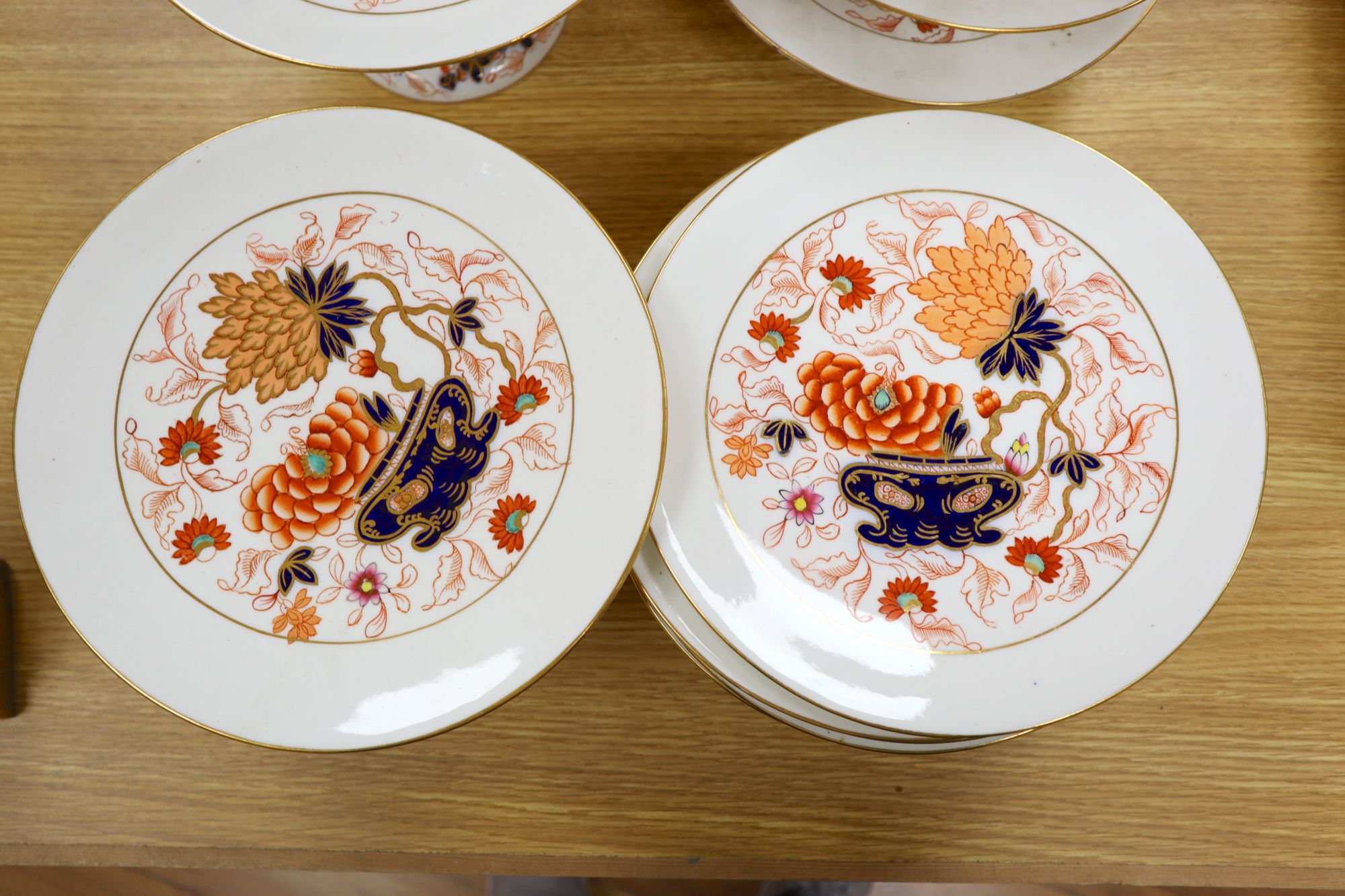 A Coalport Imari pattern part dessert service (17 pieces)